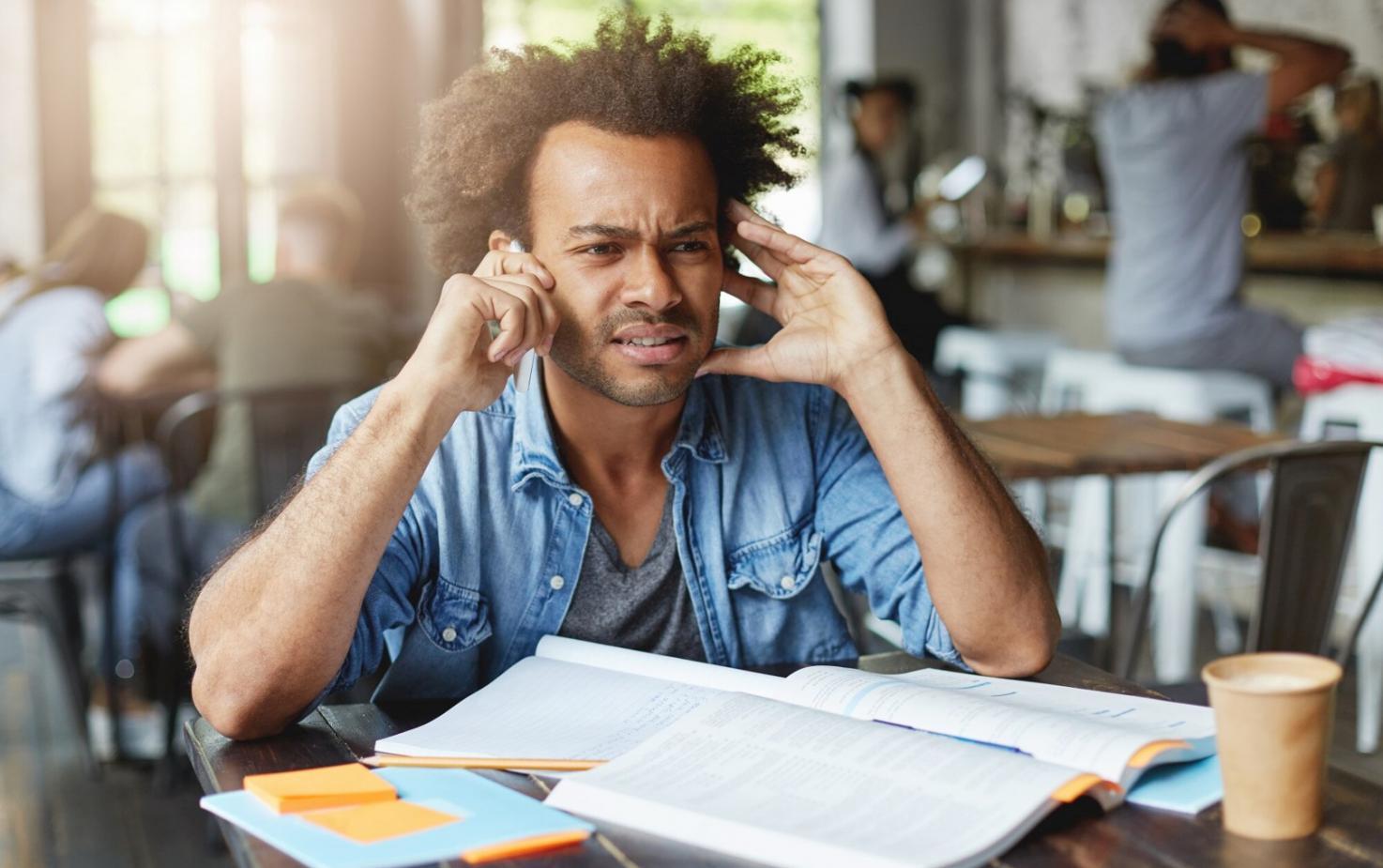 Salle de formation moderne avec écrans d'analyse financière et tableaux de données industrielles