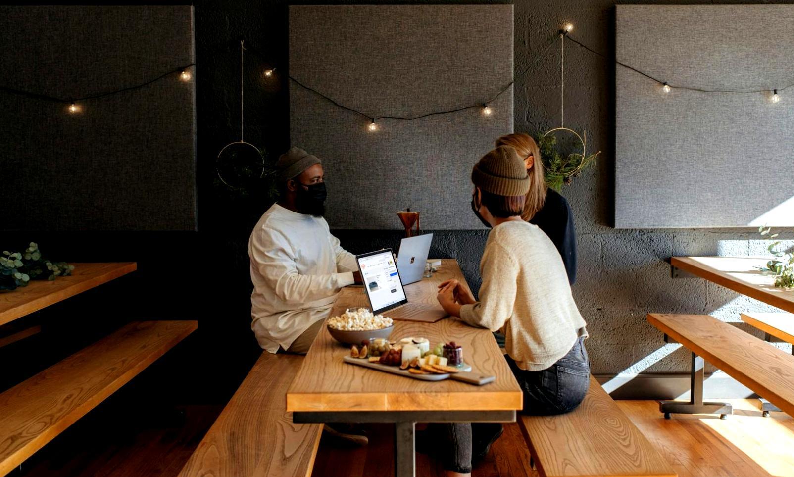 Session de formation en analyse financière avec des étudiants travaillant sur des études de cas