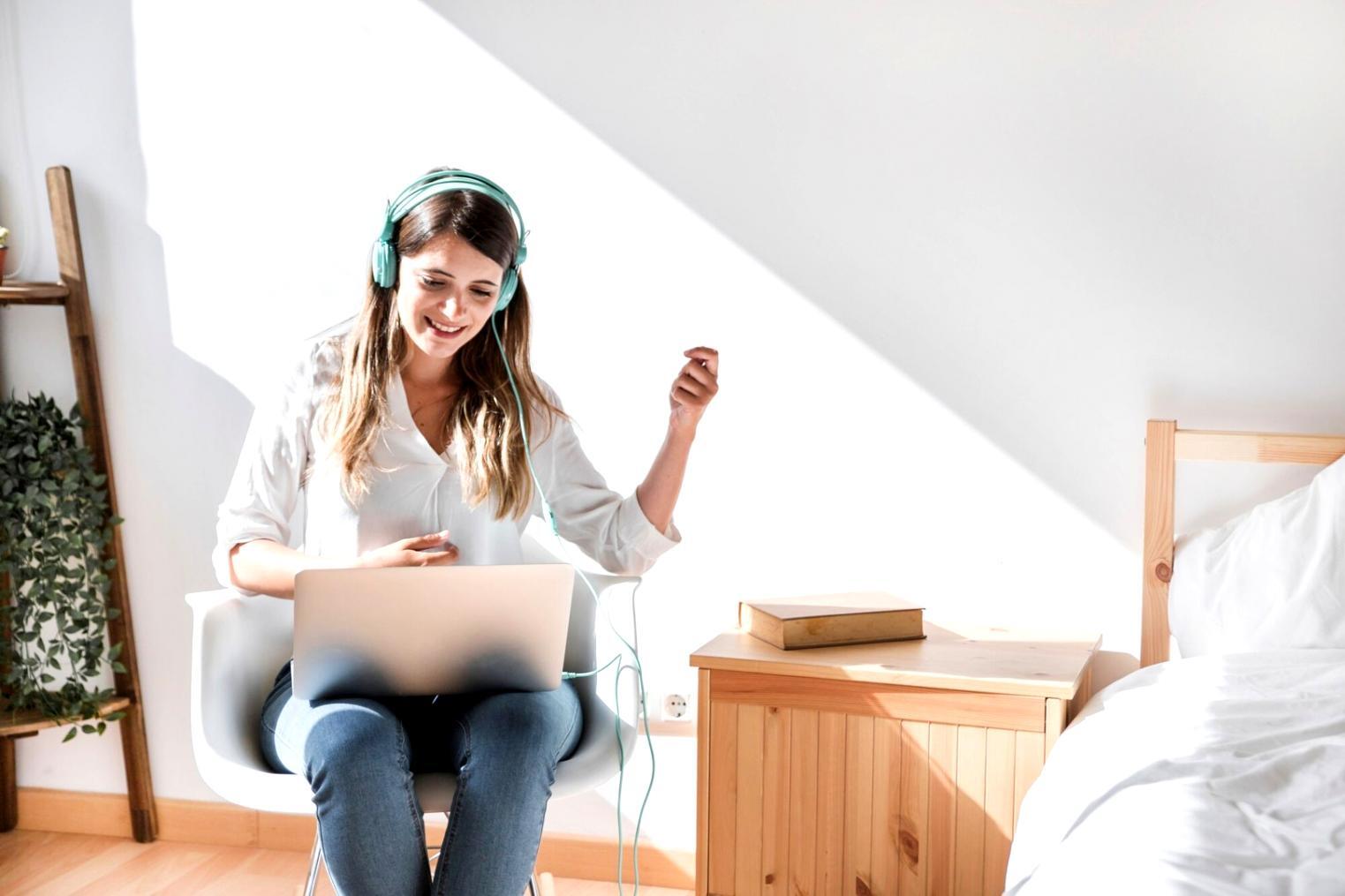 Analyse graphique de données financières sur écran d'ordinateur