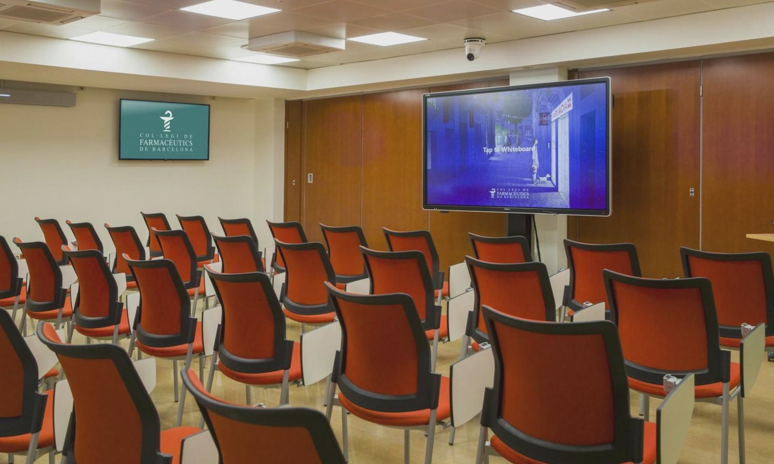 Préparation workspace avec documents financiers et calculatrice sur bureau moderne